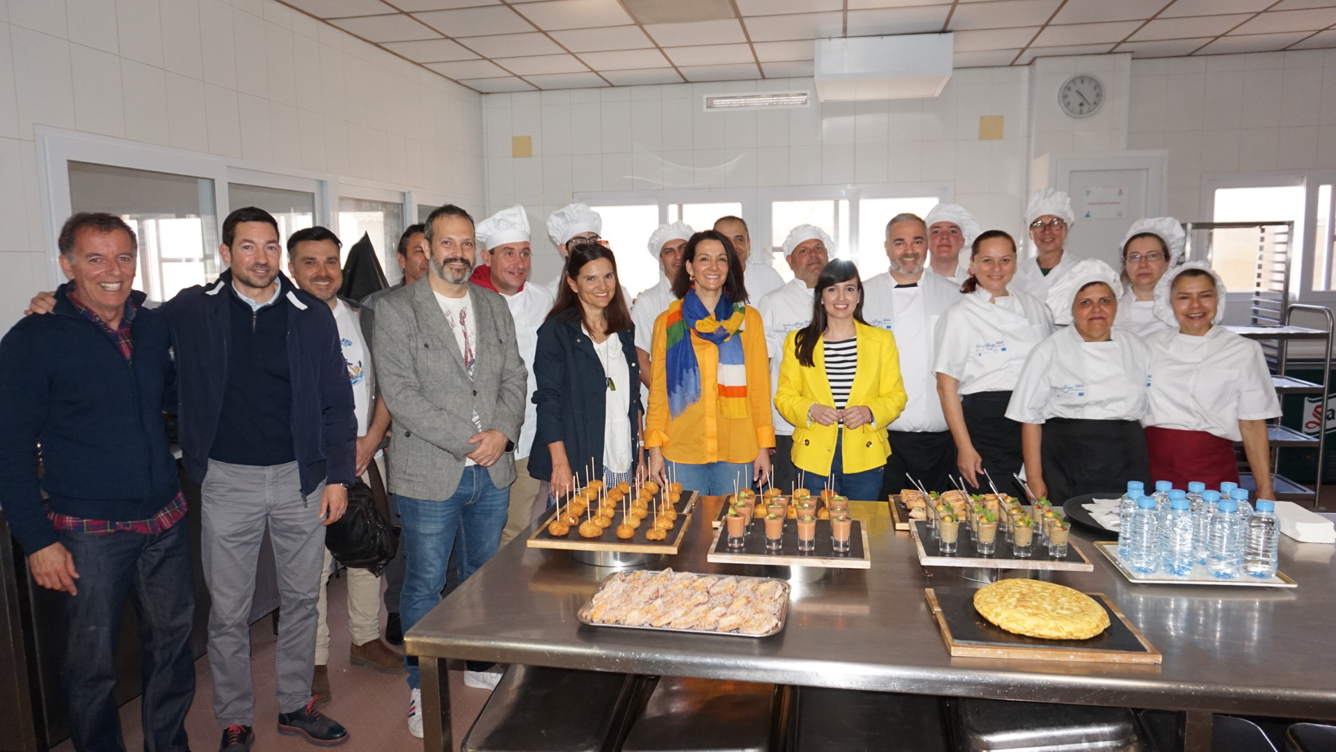 Marina Munuera, y alumnos de los cursos de Auxiliar de Cocina y Socorrismo